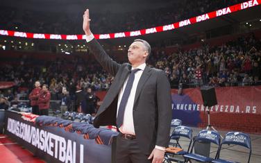 Dejan Radonjić otpozdravlja navijačima Crvene zvezde