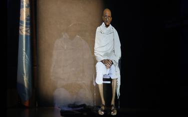 Hologram na UNESCO-voj konferenciji:
Mahatma Gandi