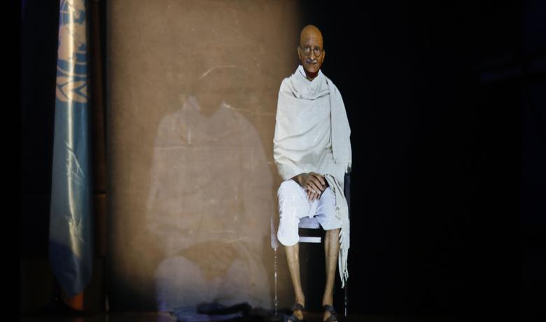 Hologram na UNESCO-voj konferenciji:
Mahatma Gandi