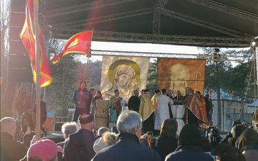 Vjernici CPC okupljeni ispred dvorca kralja Nikole