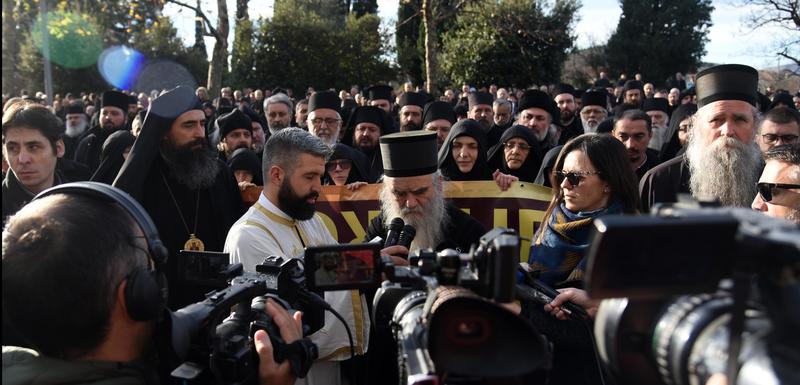 Amfilohije ispred Skupštine Crne Gore