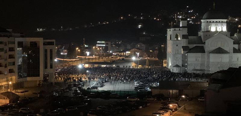 PODGORICA NA NOGAMA "U istoriji Crne Gore nije bilo ovako velikog zbora" (VIDEO) 1 Detalj ispred Hrama u Podgorici večeras