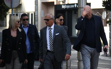 Okrivljeni i advokat Lutovac ispred Višeg suda (arhiva)