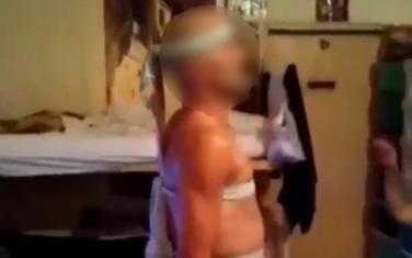Detalj sa snimka na kojem vezanom
Juretiću naređuju da ne smije da padne