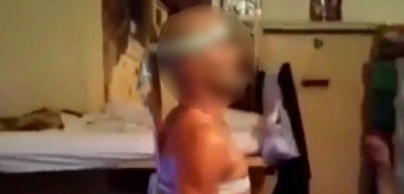Detalj sa snimka na kojem vezanom
Juretiću naređuju da ne smije da padne
