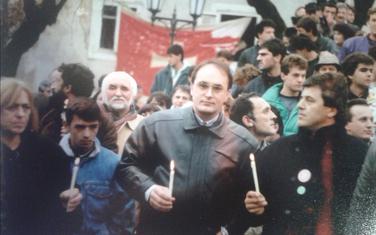 Nalaganje prvog badnjaka Odbora za obnovu Crnogorske crkve 6. januara 1991. na Cetinju