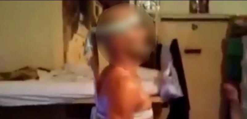 Detalj sa snimka na kojem vezanom Juretiću naređuju da ne smije da padne