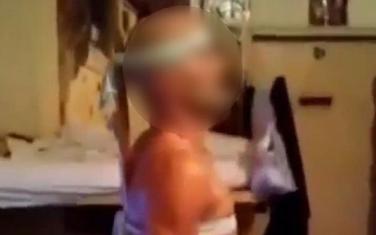 Detalj sa snimka na kojem vezanom Juretiću naređuju da ne smije da padne
