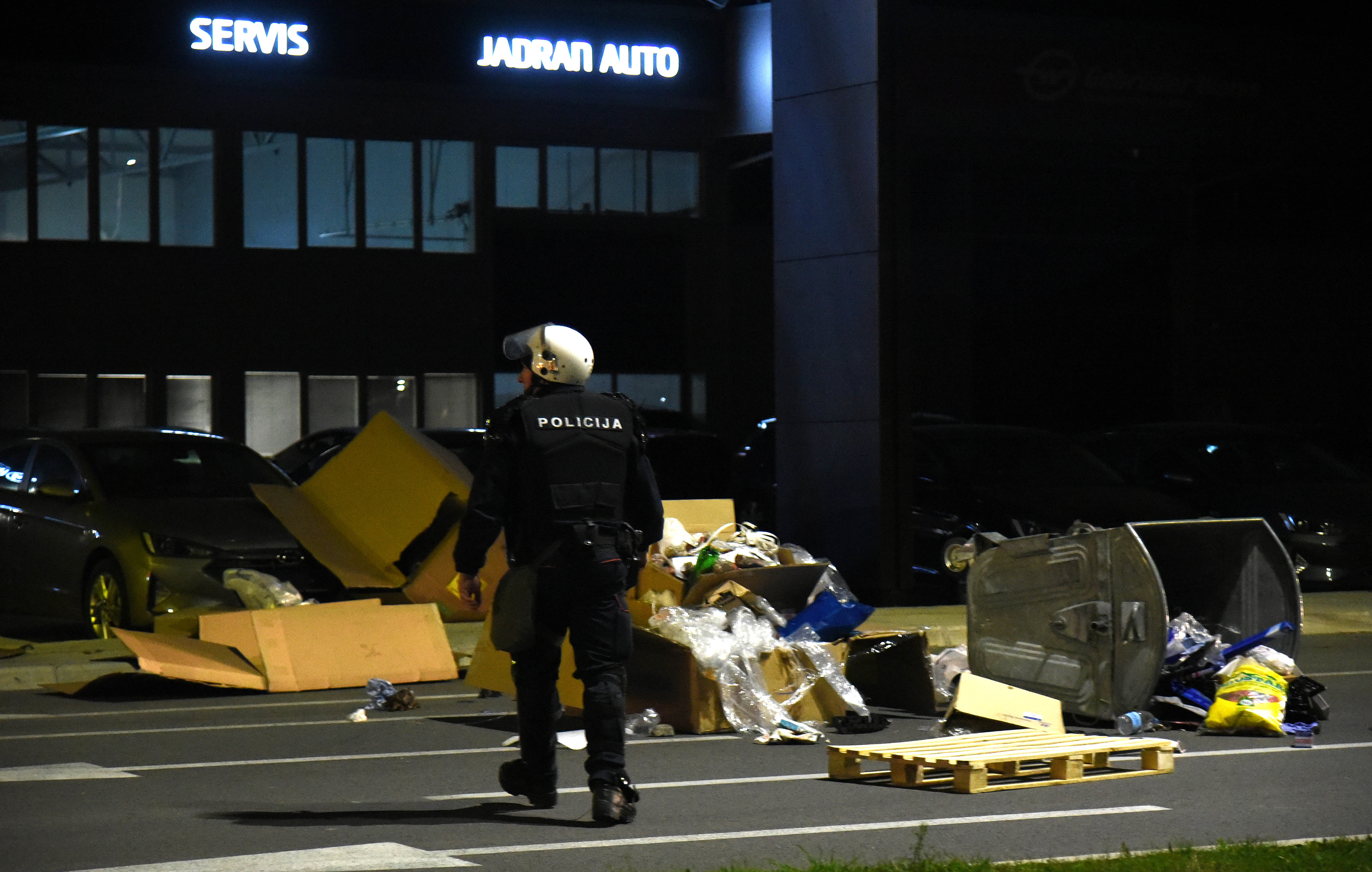 Policajac raščišćava prethodno blokirani put u Zeti