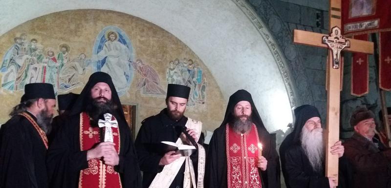 Arhimandrit Ilarion govori ispred Hrama Hristovog Vaskrsenja