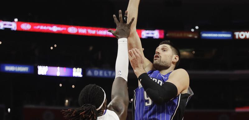 Nikola Vučević u duelu sa Harelom