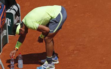 Nadal slaže bočice u pauzi