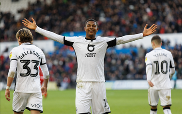 Bruster proslavlja gol