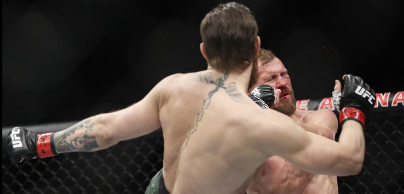 Mekgregor pogađa rivala