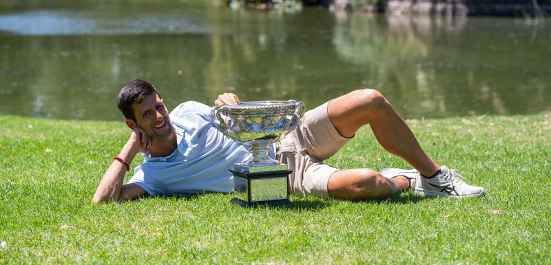 Napad na osmu titulu: Novak Đoković prošle godine pozira sa peharom