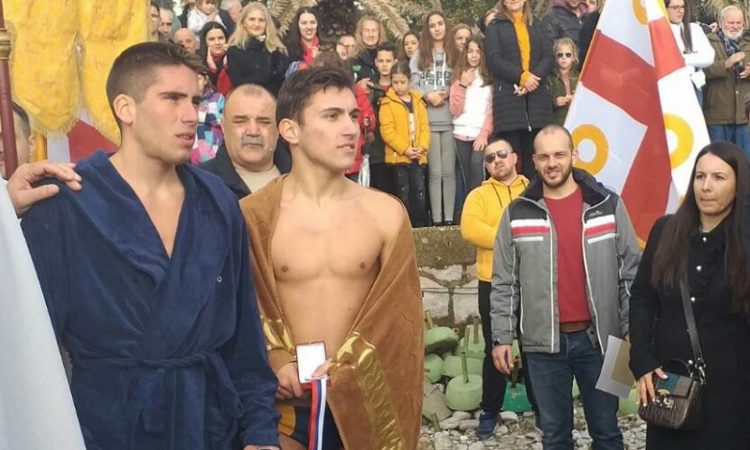 Sa plivanja za bogojavljenskim krstom na Škveru