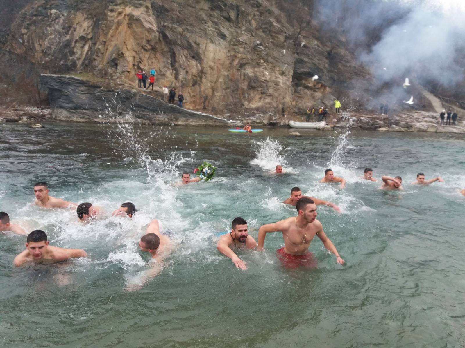 Sa plivanja za bogojavljenskim krstom na rijeci Lim