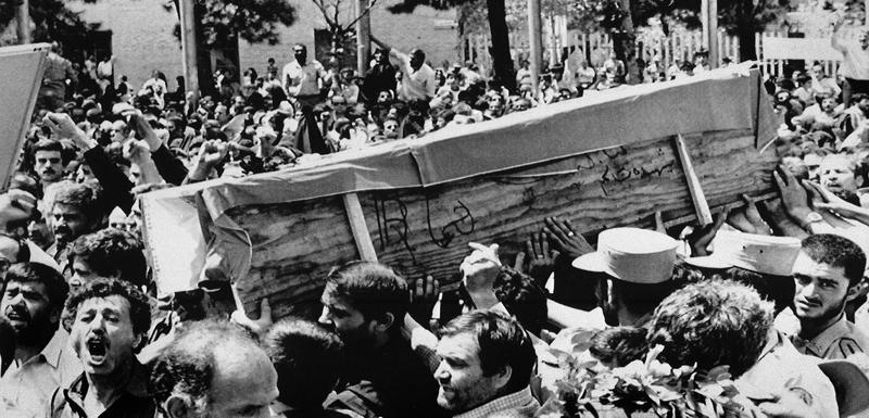 Nošenje kovčega ulicama Teherana na masovnoj sahrani žrtava pada aviona Iran era koji je u Perzijskom zalivu oborila američka krstarica, 7. jul 1988.
