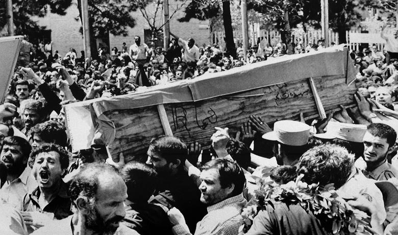 Nošenje kovčega ulicama Teherana na masovnoj sahrani žrtava pada aviona Iran era koji je u Perzijskom zalivu oborila američka krstarica, 7. jul 1988.