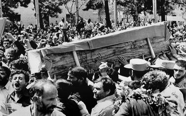 Nošenje kovčega ulicama Teherana na masovnoj sahrani žrtava pada aviona Iran era koji je u Perzijskom zalivu oborila američka krstarica, 7. jul 1988.