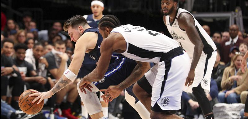 Dončić i Lenard u borbi za loptu