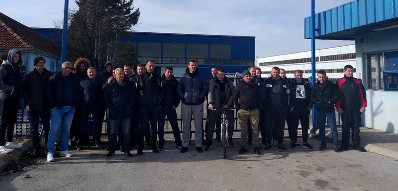 Radnici se okupili ispred kapije preduzeća