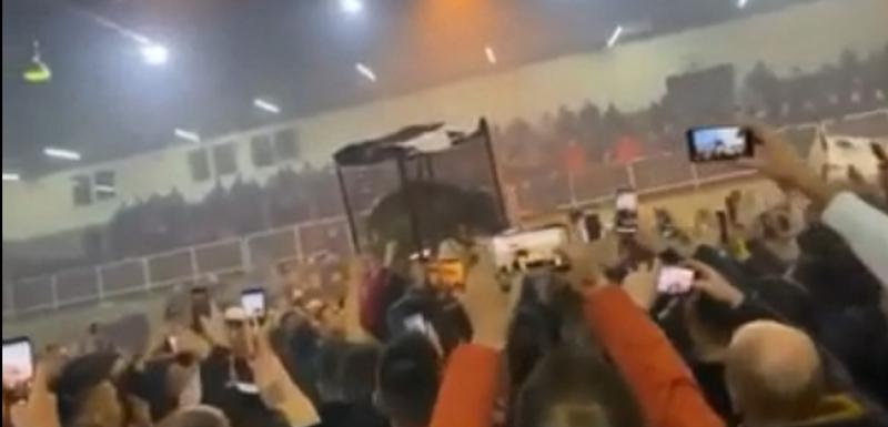 Navijači su životinju sa kavezom dizali u vazduh