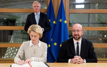 Ursula fon der Lajen i Šarl Mišel potpisuju, Mišel Barnije stoji iza njih