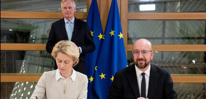 Ursula fon der Lajen i Šarl Mišel potpisuju, Mišel Barnije stoji iza njih
