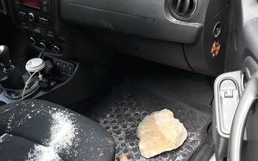 Dio stijene koji je pao na auto