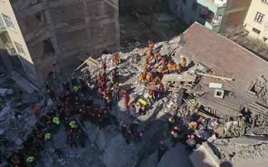 Spasioci nastavljaju pretraživanje ruševina u potrazi za preživjelim u centru Elaziga