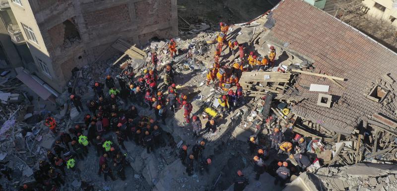Spasioci nastavljaju pretraživanje ruševina u potrazi za preživjelim u centru Elaziga