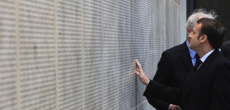 Makron ispred renoviranog memorijalnog zida sa imenima žrtava holokausta u Parizu