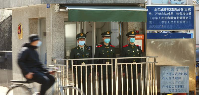 Policajci u Šenženu, blizu granice sa Hongkongom