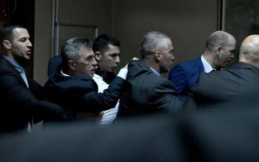 Poslanici DF-a privedeni nakon incidenta u Skupštini