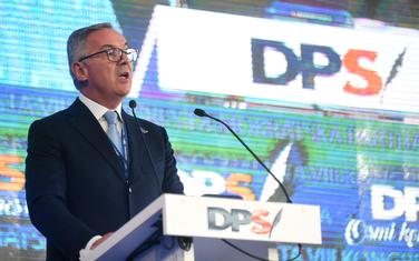 U nezavidnoj političkoj situaciji, neće lako odustati: Đukanović