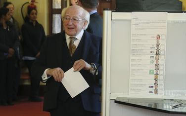 Predsjednik Irske Majkl D Higins na glasačkom mjestu