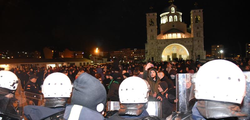 Protest ispred Hrama u Podgorici zbog usvajanja Zakona