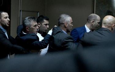 Privođenje poslanka DF-a nakon incidenta u Skupštini