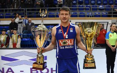 Suad Šehović drži trajni i prelazni pehar namijenjen osvajaču Kupa Crne Gore