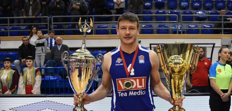 Suad Šehović drži trajni i prelazni pehar namijenjen osvajaču Kupa Crne Gore