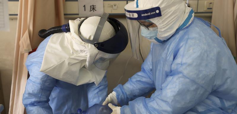 Medicinski radnici daju kiseonik oboljelom od koronavirusa u Kini
