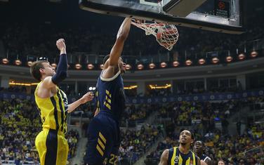 Valter Tavareš zakucava loptu u koš Fenerbahčea