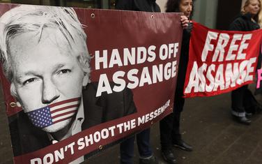 Sa protesta ispred suda u Londonu