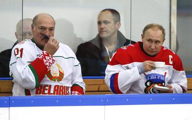 Putin sa bjeloruskim kolegom Lukašenkom na hokejaškoj utakmici u Sočiju