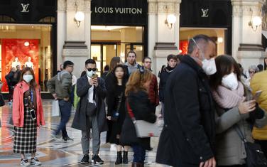 Turisti i građani nose maske zbog zaštite od koronavirusa u Milanu