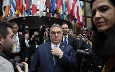 Pokušava da podstakne bazu: Orban