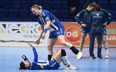 Tatjana Brnović tješi Jovanku Radičević nakon poraza od Đera