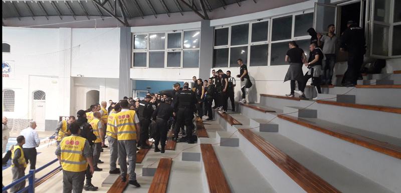 Navijači Partizana na bazenu u Budvi