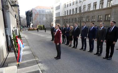 Premijerka Srbije Ana Brnabić u prisustvu članova Vlade položila vijenac na spomen ploču u dvorištu Vlade Srbij